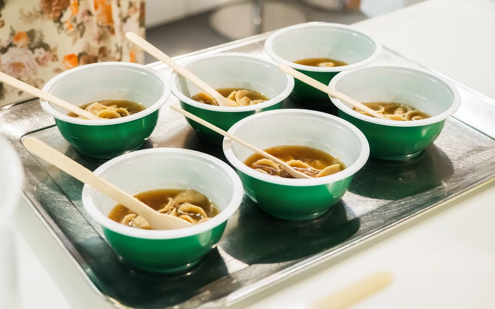 Cappelletti ripieni di kimchi in brodo di albicocche bruciate