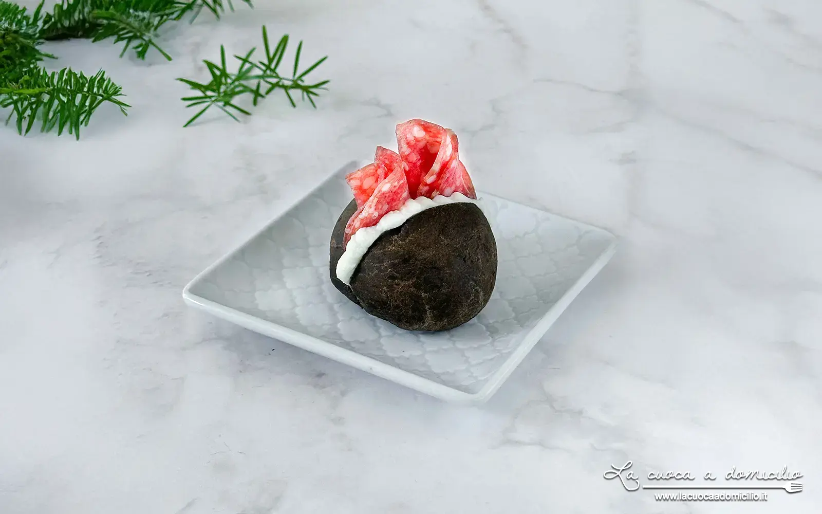 Maritozzo salato con originale salame di Milano e crema di bufala