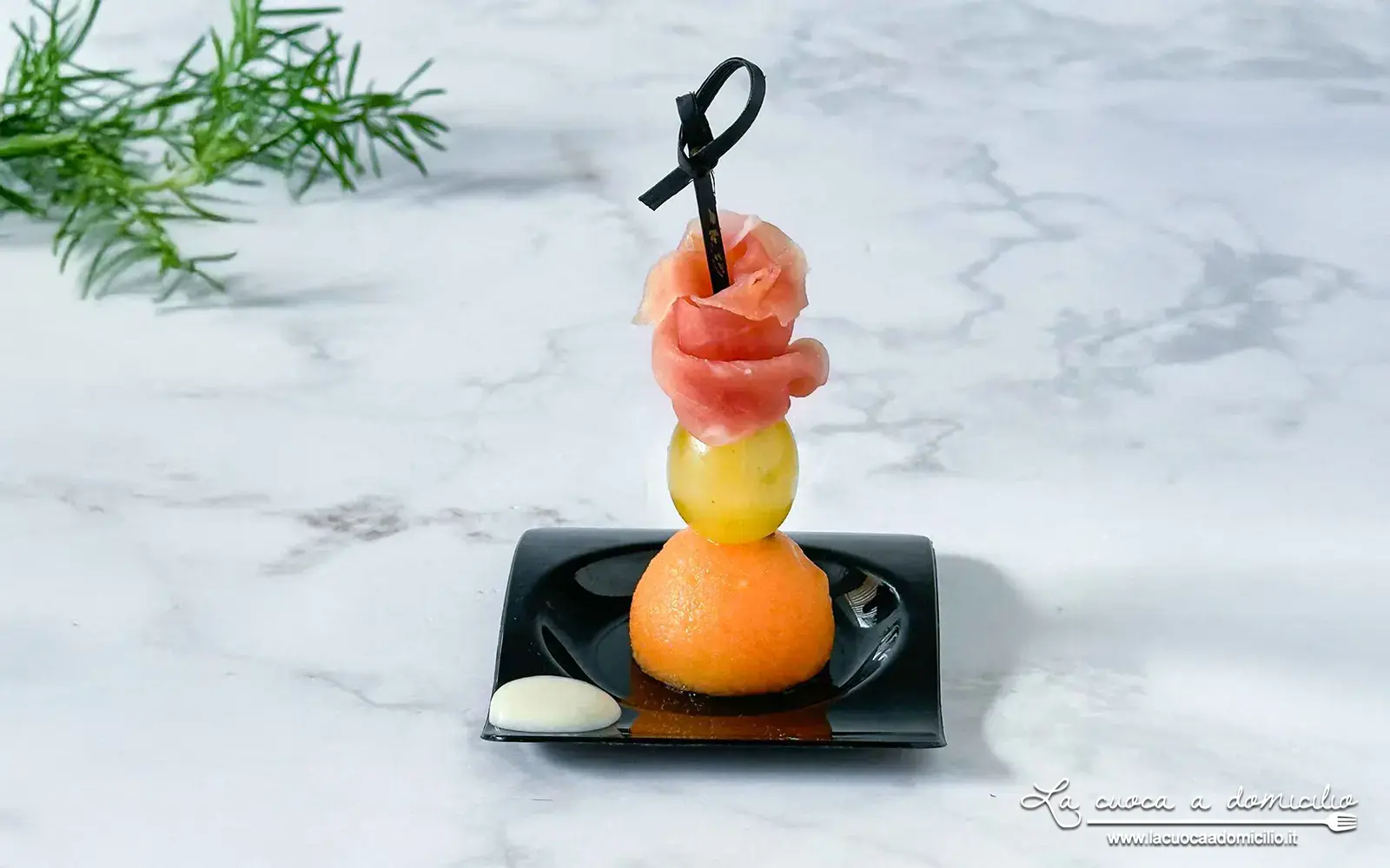 Mini spiedino chic di frutta con Prosciutto Crudo “il Poggio” e salsa di mandorle