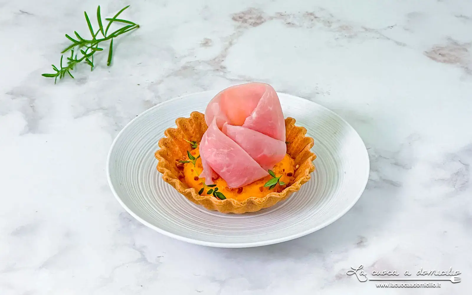 Mini spiedino chic di frutta con Prosciutto Crudo “il Poggio” e salsa di mandorle