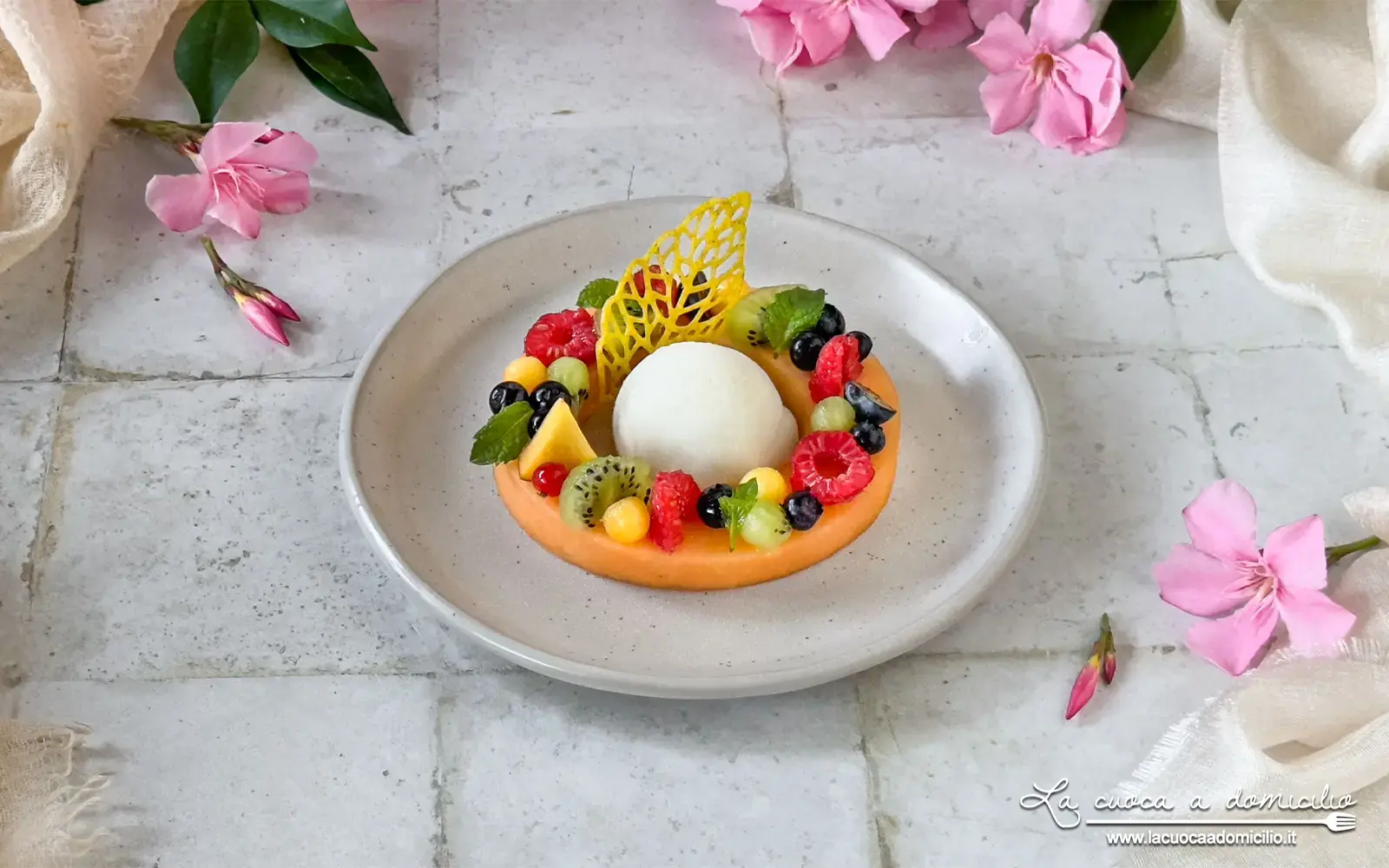 Macedonia gourmet di frutta fresca con sorbetto al limone
