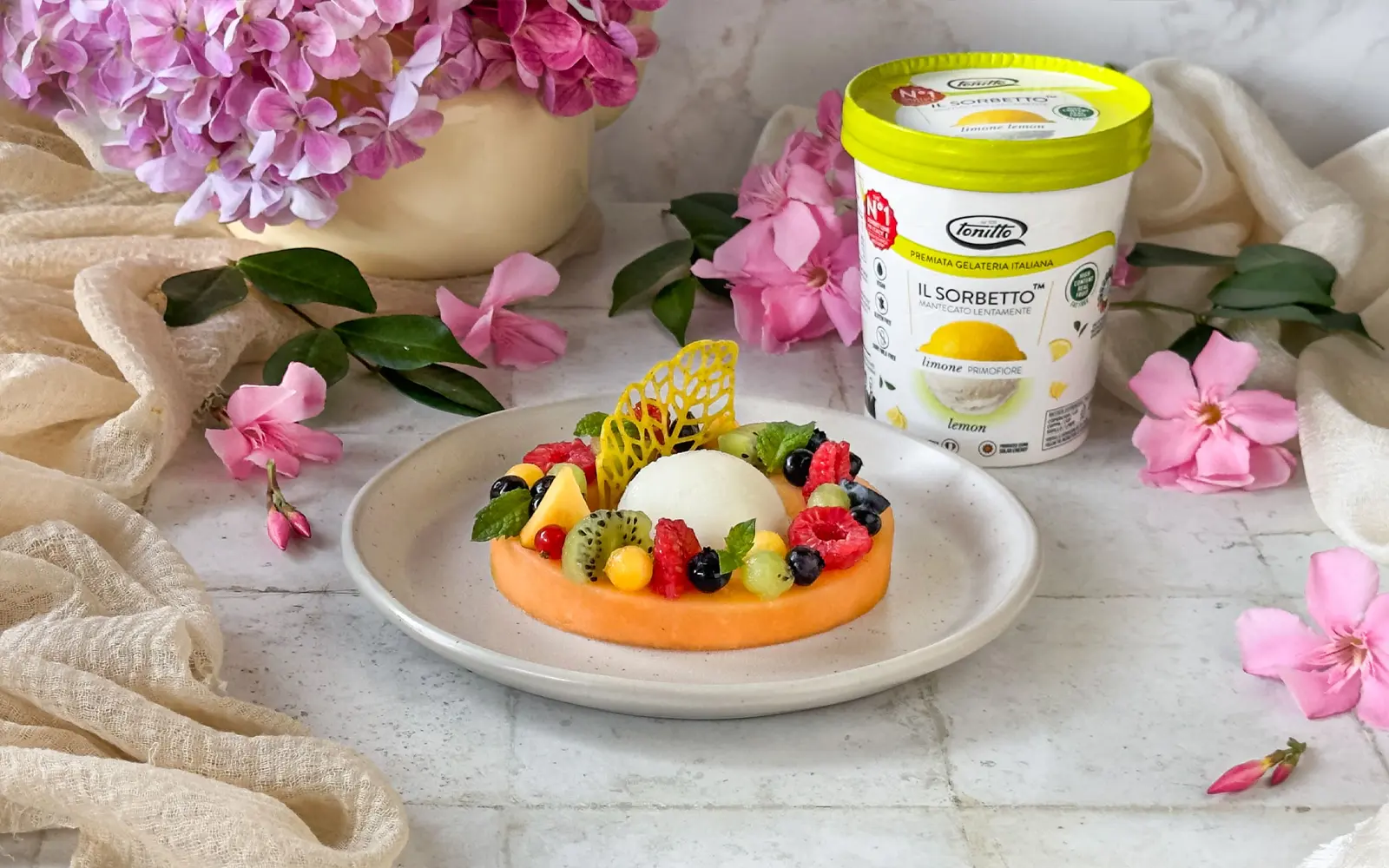 Macedonia gourmet di frutta fresca con sorbetto al limone Il dessert leggero e rinfrescante dell’estate 2025