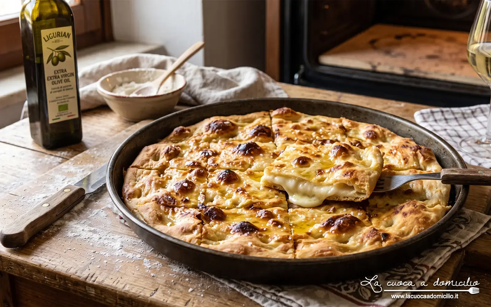 Focaccia al formaggio di Recco: il gusto autentico della Liguria in un lievitato unico