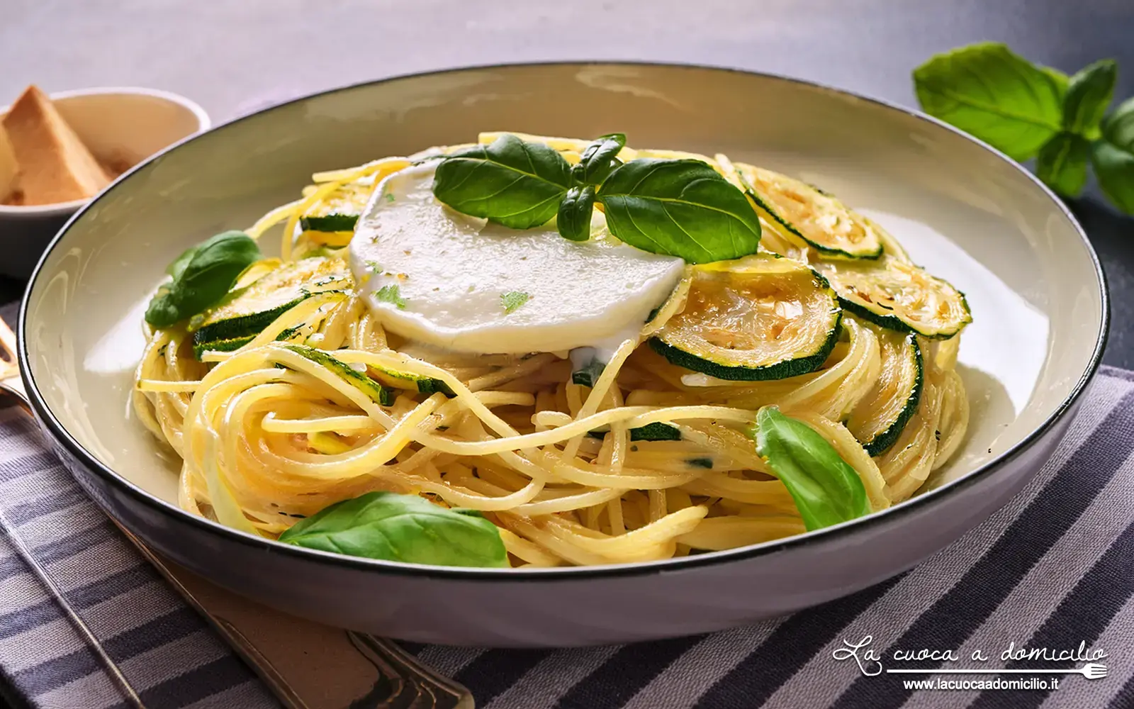 Un Tuffo nel Blu di Sorrento: Gli Spaghetti alla Nerano, il Sapore Autentico della Primavera Campana