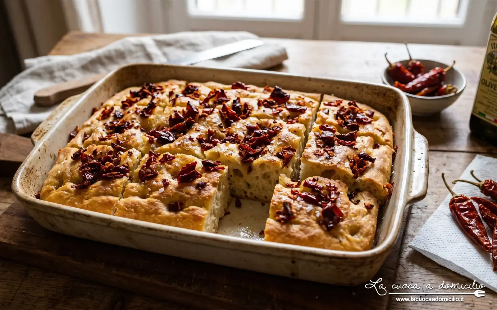 L'Oro Rosso di Basilicata: Focaccia con Peperoni Cruschi, un Piatto Unico dal Sapore Estivo