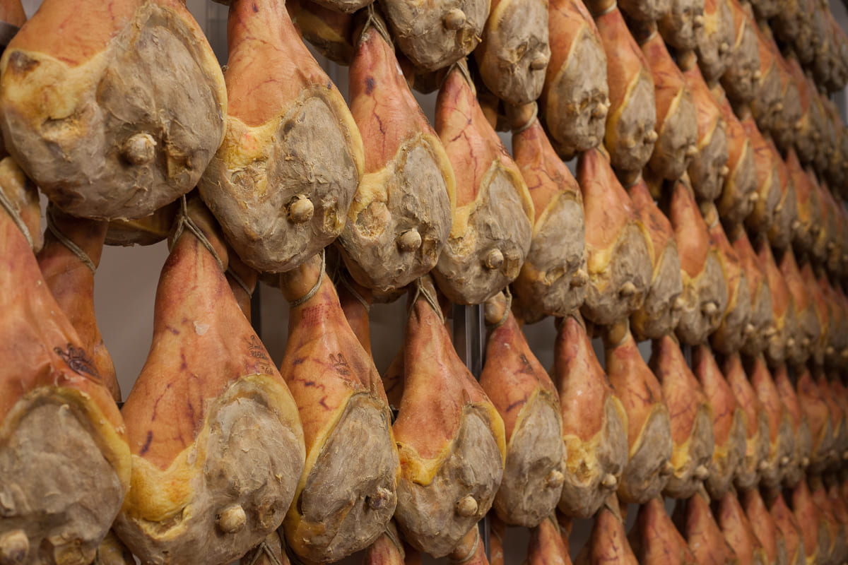 Dall’Anello dei Poeti del Cinghio ai “Salti del Diavolo”, fino al Prosciutto di Parma DOP: alla scoperta di Felino e dei colli parmensi tra natura ed eccellenze gastronomiche