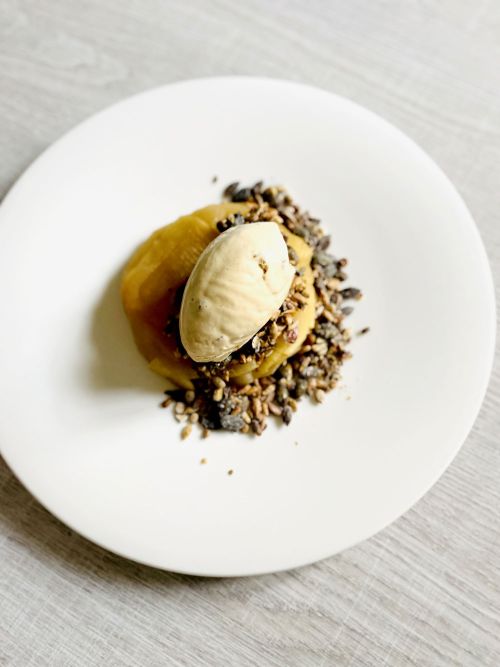 terrina-di-mele-con-caramello-granola-e-miele-accompagnata-con-una-quenelle-di-gelato-al-panettone_1