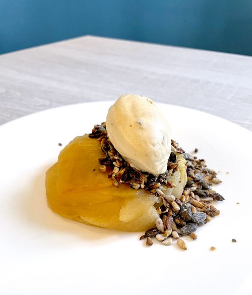 terrina-di-mele-con-caramello-granola-e-miele-accompagnata-con-una-quenelle-di-gelato-al-panettone_2